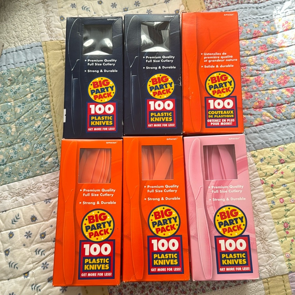 Set of 6 100 knives total of 600 plastic knives